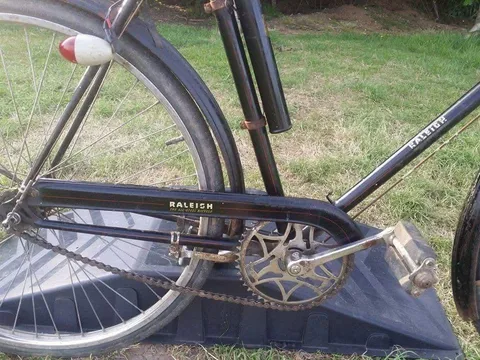 Black chainguard with the Raleigh transfer, above the chainset and pedal