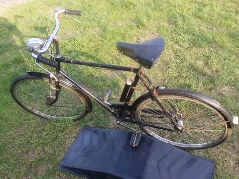 The black Raleigh from above, with a black saddle and a pump on the seat tube