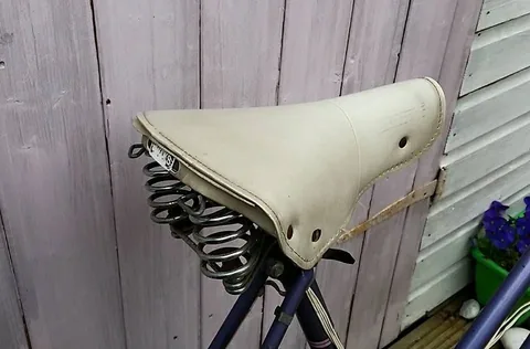 White sprung saddle with coil springs