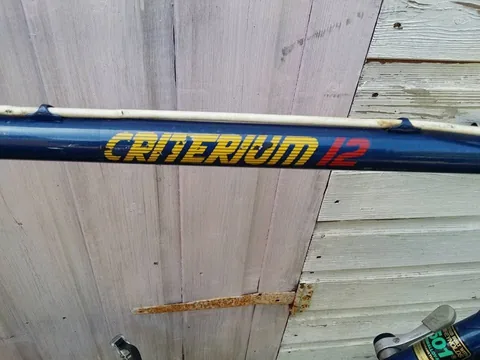 Top tube transfer reading Criterium 12 in yellow and red