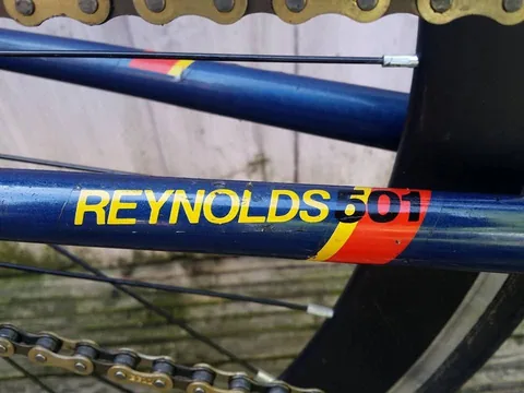 Reynolds 501 transfer on a blue chainstay