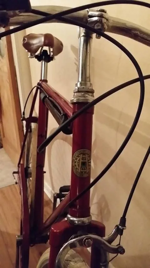 Hercules HC head badge on a red head tube