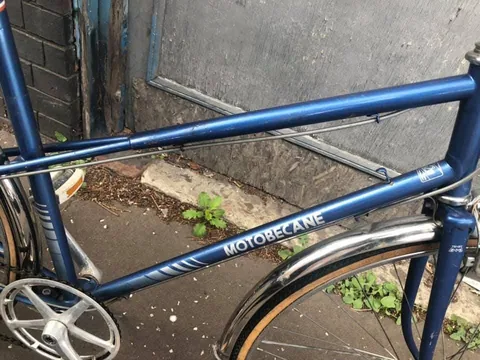 Blue frame tubes with Motobecane transfers