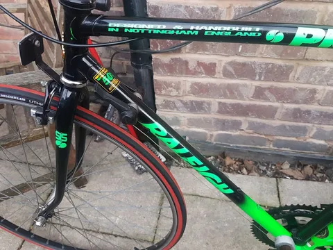 Reynolds 501 double butted frame tubes transfer on the down tube, with Raleigh below