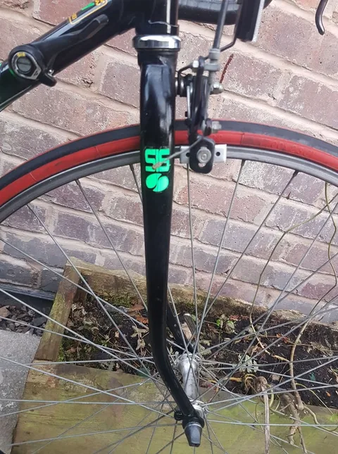 Black fork with a green SIS transfer