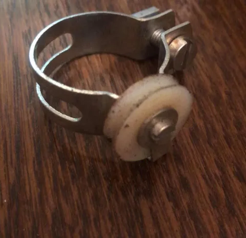 Band clamp with a white pulley wheel