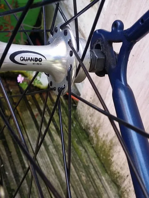 Polished hub marked Quando KT-Tech