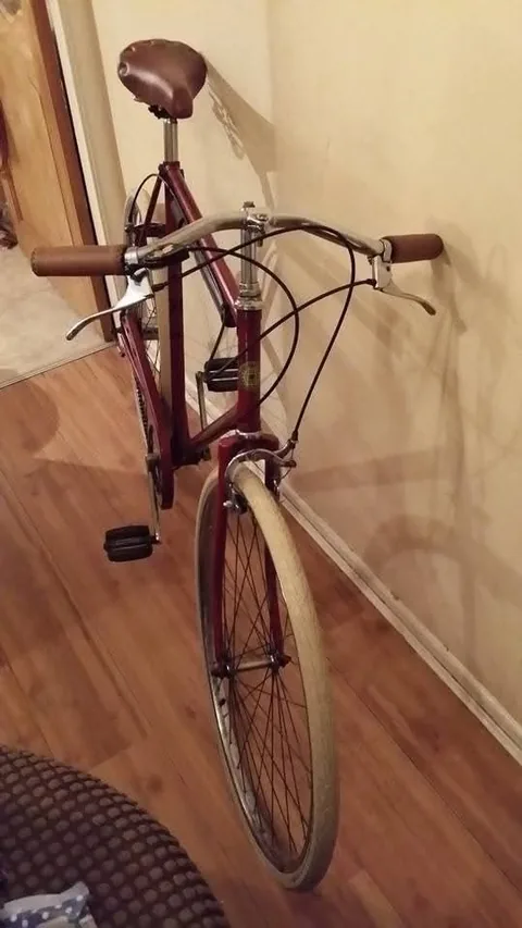 The red Hercules from the front, with brown grips and cream tyres