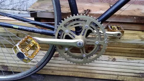 Reynolds 501 transfer on a black tube, behind a gold-coloured chainset and pedals