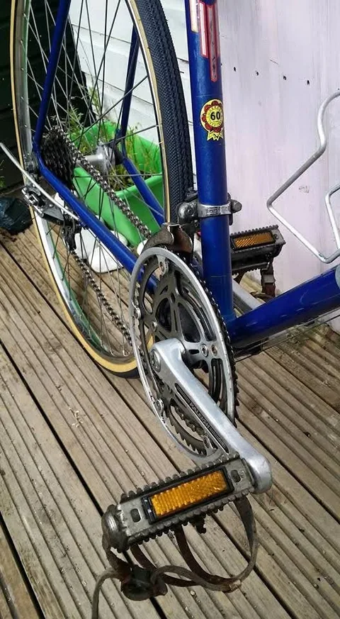 The chainset and pedals from above, with a 60 sticker on the seat tube