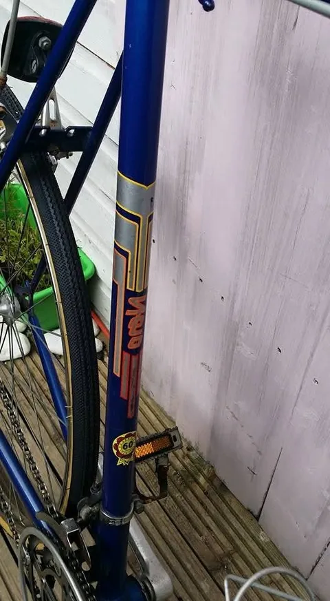Seat tube with silver, gold and red panel transfers